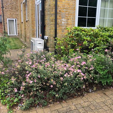 פינצ'לי Spacious King Room With Private Entrance - Near Emirates And Camden And King'S Cross - 5 Min To Tube מראה חיצוני תמונה
