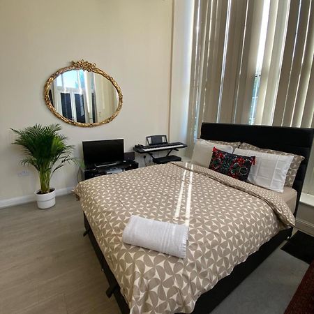 פינצ'לי Spacious King Room With Private Entrance - Near Emirates And Camden And King'S Cross - 5 Min To Tube מראה חיצוני תמונה
