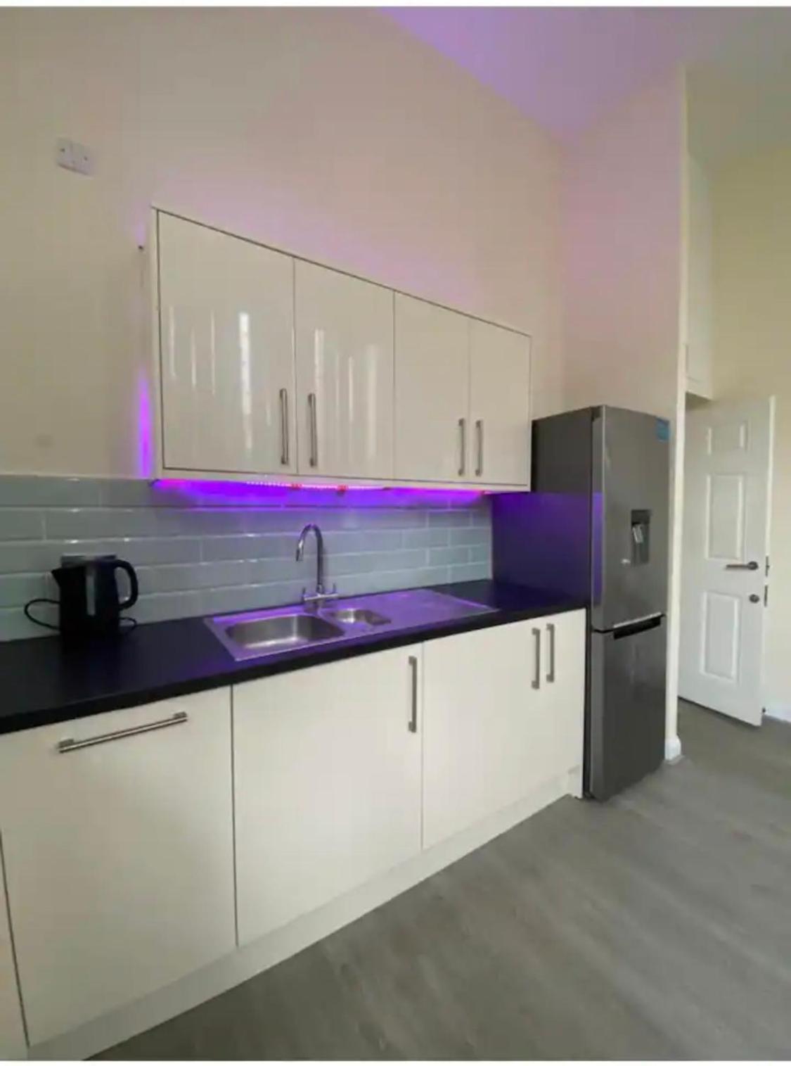 פינצ'לי Spacious King Room With Private Entrance - Near Emirates And Camden And King'S Cross - 5 Min To Tube מראה חיצוני תמונה