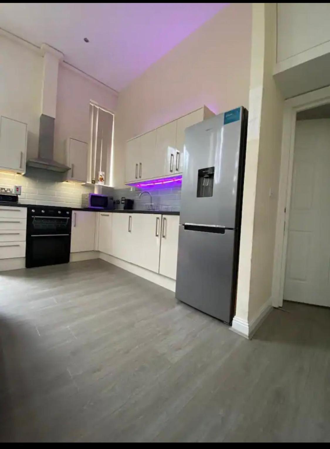 פינצ'לי Spacious King Room With Private Entrance - Near Emirates And Camden And King'S Cross - 5 Min To Tube מראה חיצוני תמונה