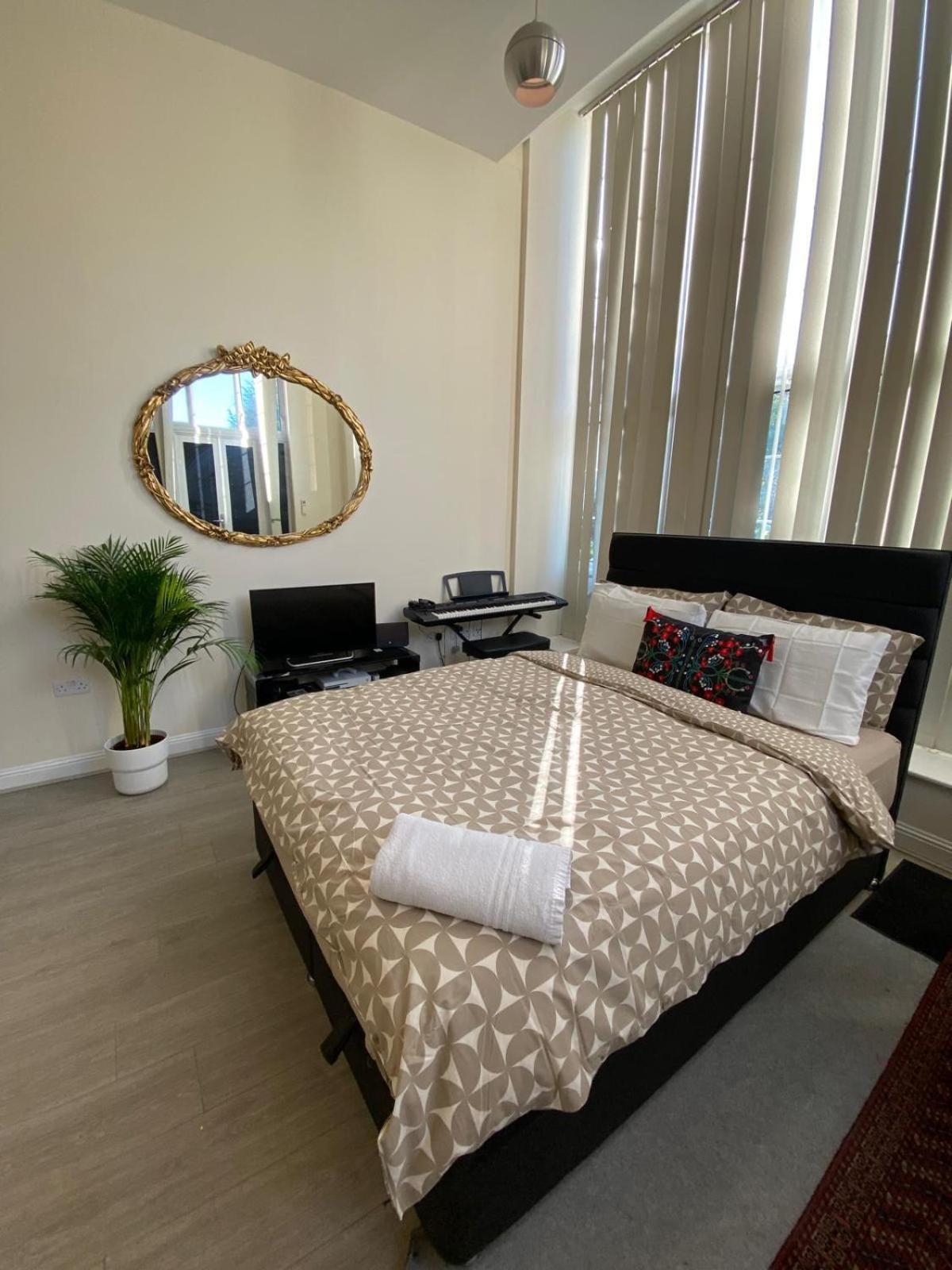 פינצ'לי Spacious King Room With Private Entrance - Near Emirates And Camden And King'S Cross - 5 Min To Tube מראה חיצוני תמונה
