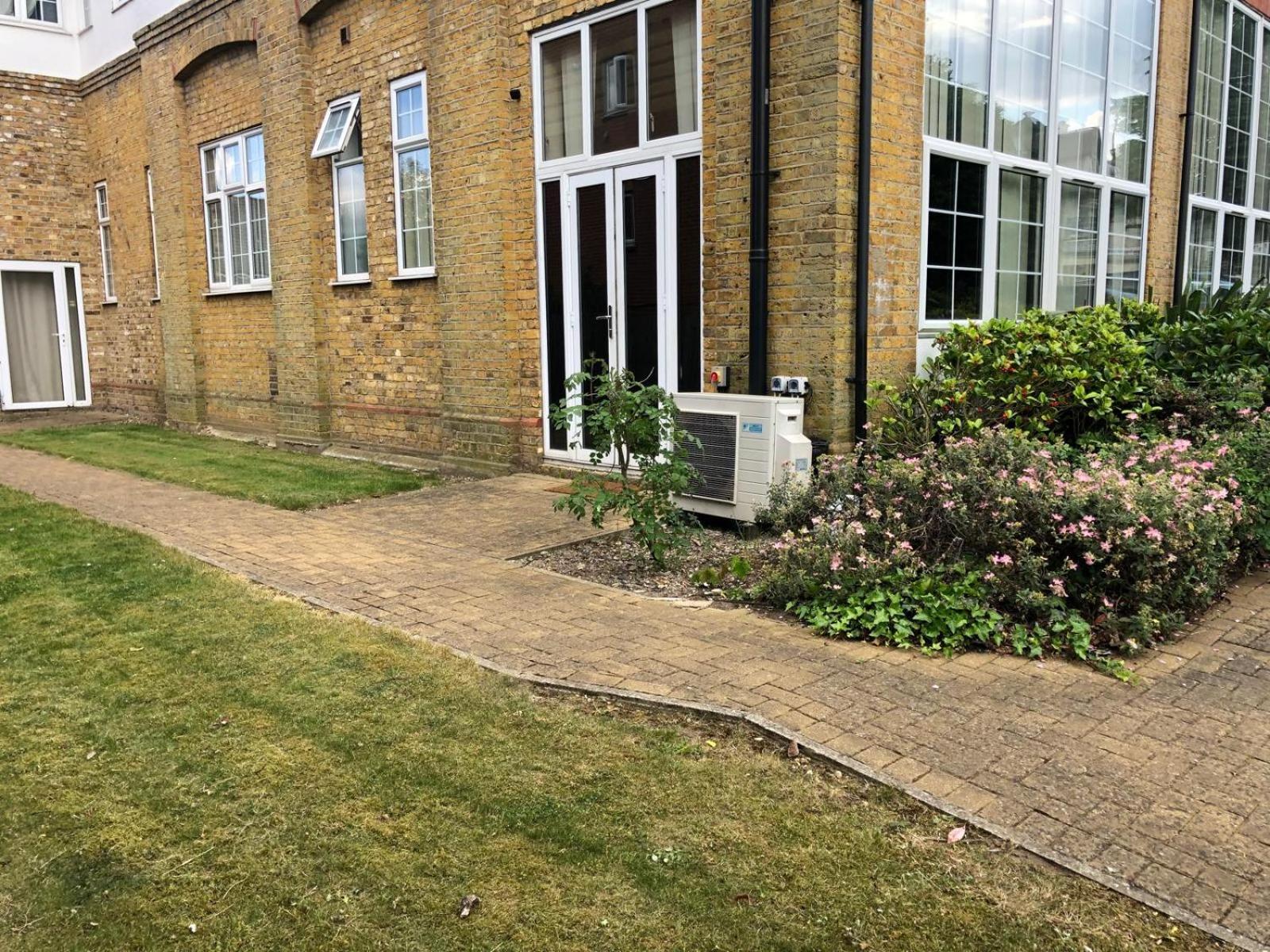 פינצ'לי Spacious King Room With Private Entrance - Near Emirates And Camden And King'S Cross - 5 Min To Tube מראה חיצוני תמונה