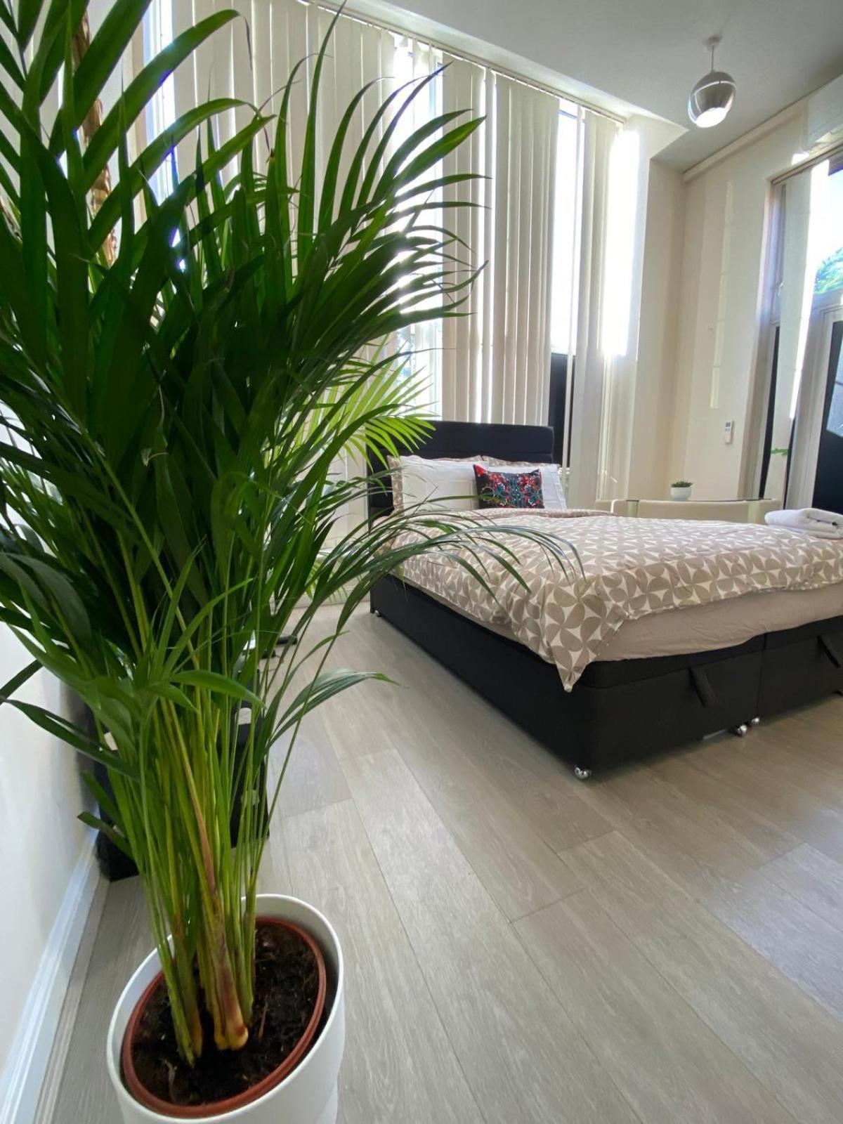 פינצ'לי Spacious King Room With Private Entrance - Near Emirates And Camden And King'S Cross - 5 Min To Tube מראה חיצוני תמונה